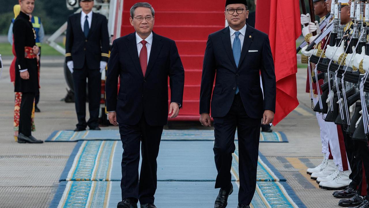 FOTO: Menteri Investasi Rosan Menyambut Kedatangan PM China Li Qiang
