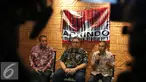 Wakil ketua Aprindo, Tutum Rahanta (kanan) memberikan keterangan kepada awak media di Jakarta, Senin (3/10). Aprindo memastikan bahwa pihaknya sudah tidak mewajibkan pembelian plastik ketika belanja di toko ritel. (Liputan6.com/Angga Yuniar)