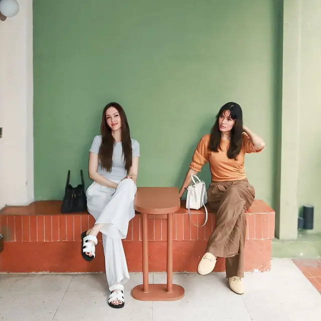 Potret Duo Cantik Cathy Sharon dan Titi Radjo Padmaja (credit: instagram/cathysharon)