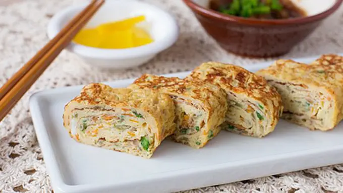 Omelet bisa jadi menu makan siang anak/copyright Noob Cook Recipes