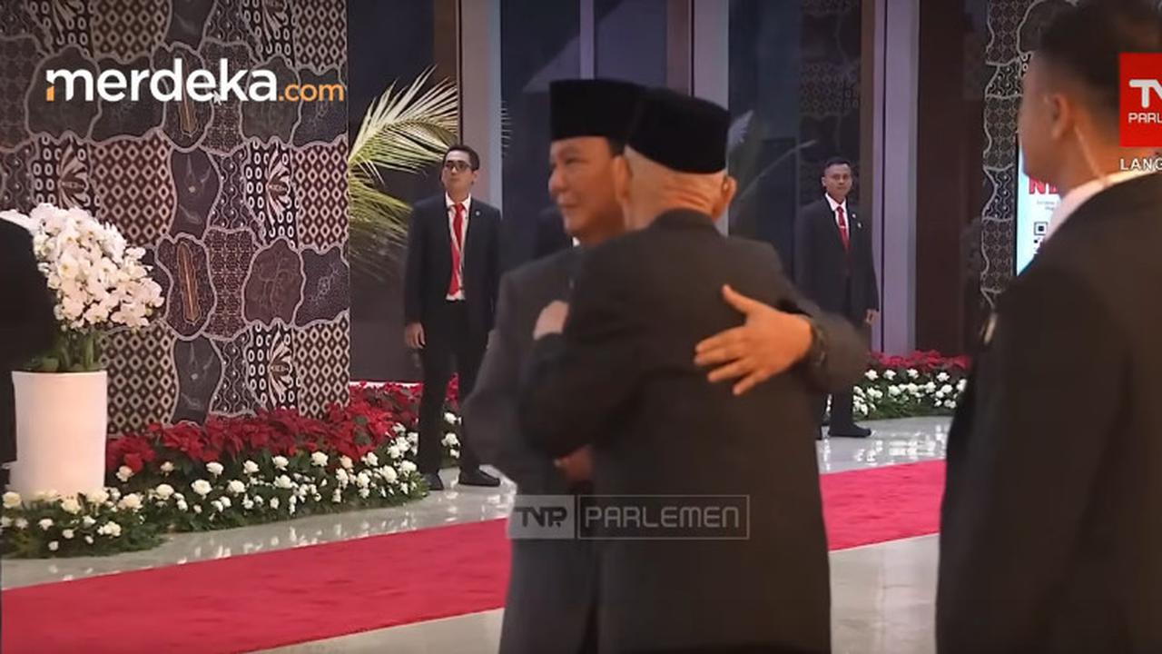 Jenderal Sepuh TNI Salam Komando Berani Tunjuk-Tunjuk Dada Prabowo & Beri Pelukan Bangga