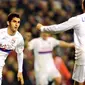 Selebrasi gelandang Lyon, Maxime Gonalons (kiri) seusai mencetak gol ke gawang Liverpool di laga penyisihan Grup E Liga Champions di Anfield Stadium, 20 Oktober 2009. AFP PHOTO/PAUL ELLIS