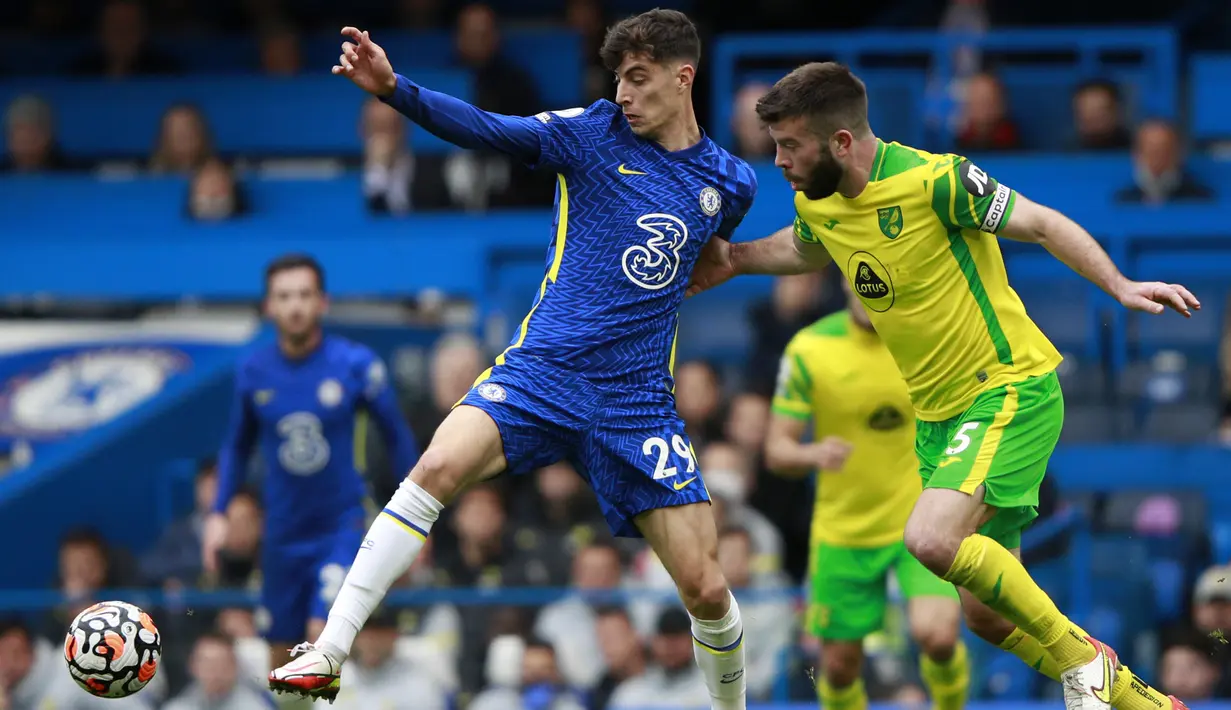 Gelandang Chelsea, Kai Havertz berebut bola dengan pemain Norwich City, Grant Hanley pada pertandingan lanjutan Liga Inggris di Stadion Stamford Bridge di London, Sabtu (23/10/2021). Kemenangan ini membuat Chelsea nyaman di puncak klasemen dengan 22 poin dari 9 laga. (AP Photo/Ian Walton)