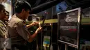 Petugas Satpol PP melakukan penyegelan klinik Chiropractic First di pusat perbelanjaan Grand Indonesia, Jakarta, Rabu (13/1). Sembilan klinik Chiropractic First di sejumlah mall di Jakarta disegel karena tidak memiliki izin. (Liputan6.com/Faizal Fanani)