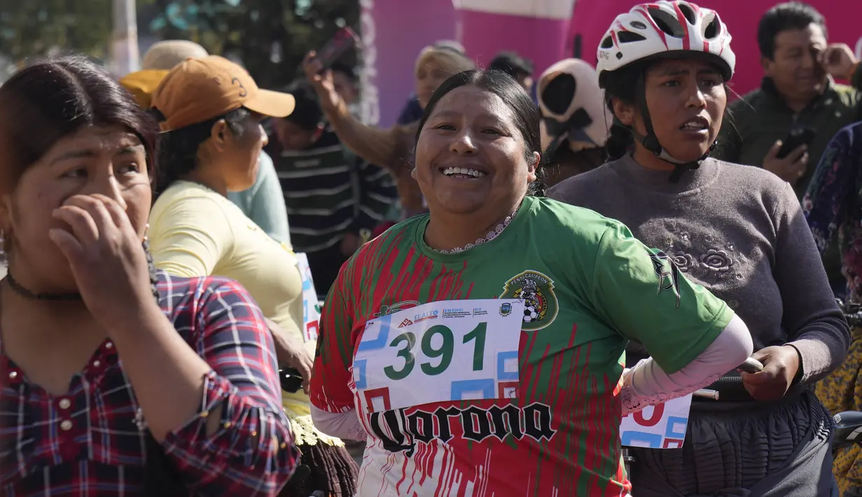 Mereka yang berusia antara 18 hingga 45 tahun ini bersepeda sejauh tujuh kilometer melalui jalan-jalan kota. (AP Photo/Juan Karita)