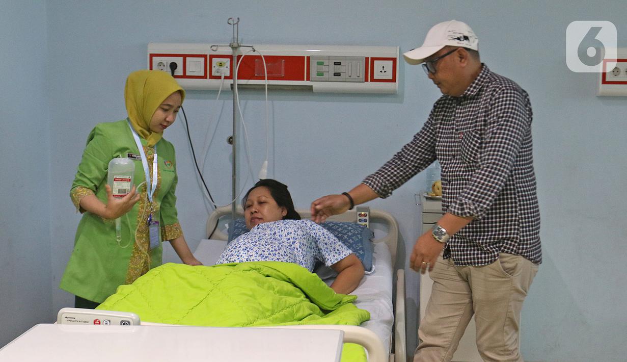 Regina (tengah) bersiap menjalani proses persalinan di RSUD Pasar Minggu, Jakarta, Kamis (20/2/2020). Bayi perempuan pasangan Regina (43) dan Andre (47) bernama Glowy Lidwina lahir secara sesar di tanggal 20 bulan 02 tahun 2020 atau 20-02-2020. (Liputan6.com/Herman Zakharia)