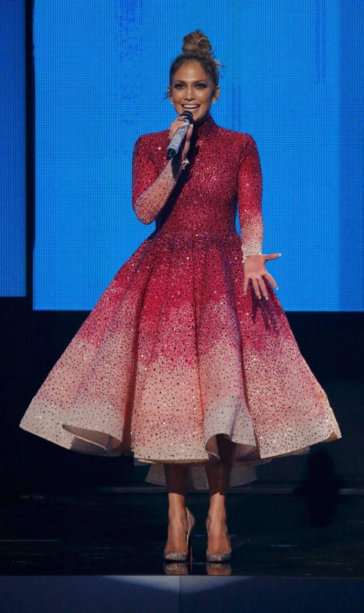 Panasnya penampilan tembus pandang J-Lo saat menjadi host