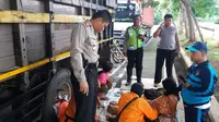 Petugas Polsek Metro Tangerang Kota bantu lahiran seorang tuna wisma (Liputan6.com/Istimewwa)