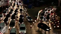 Dari data Numbeo, Jakarta memiliki indeks kemacetan 237,25 dengan rata-rata waktu tempuh di jalan adalah 48,57 menit one way, Jakarta, Selasa (18/10). Semakin tinggi angka indeks kemacetan semakin buruk kondisi lalu-lintas. (Liputan6.com/Johan Tallo)