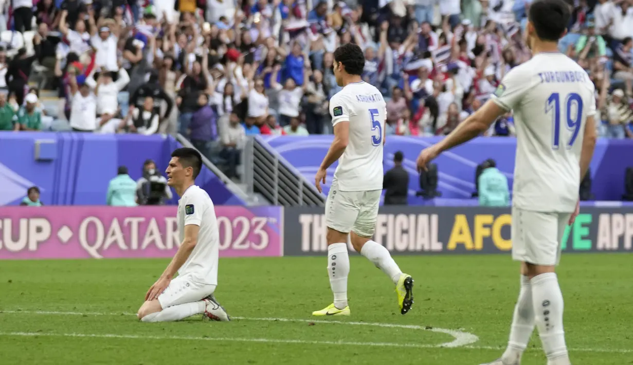 Reaksi kecewa para pemain Timnas Uzbekistan setelah kebobolan lewat gol gelandang Thailand, Supachok Sarachat pada laga babak 16 besar Piala Asia 2023 di Al Janoub Stadium, Al Wakrah, Qatar, Selasa (30/1/2024). (AP Photo/Aijaz Rahi)