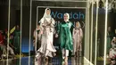 Model membawakan busana rancangan Wardah LUM (INA) x ETU saat Jakarta Modest Fashion Week di Gandaria City, Jakarta, Minggu (29/7). ETU mengangkat dengan tema 'Poetic Breeze'. (Liputan6.com/Herman Zakharia)