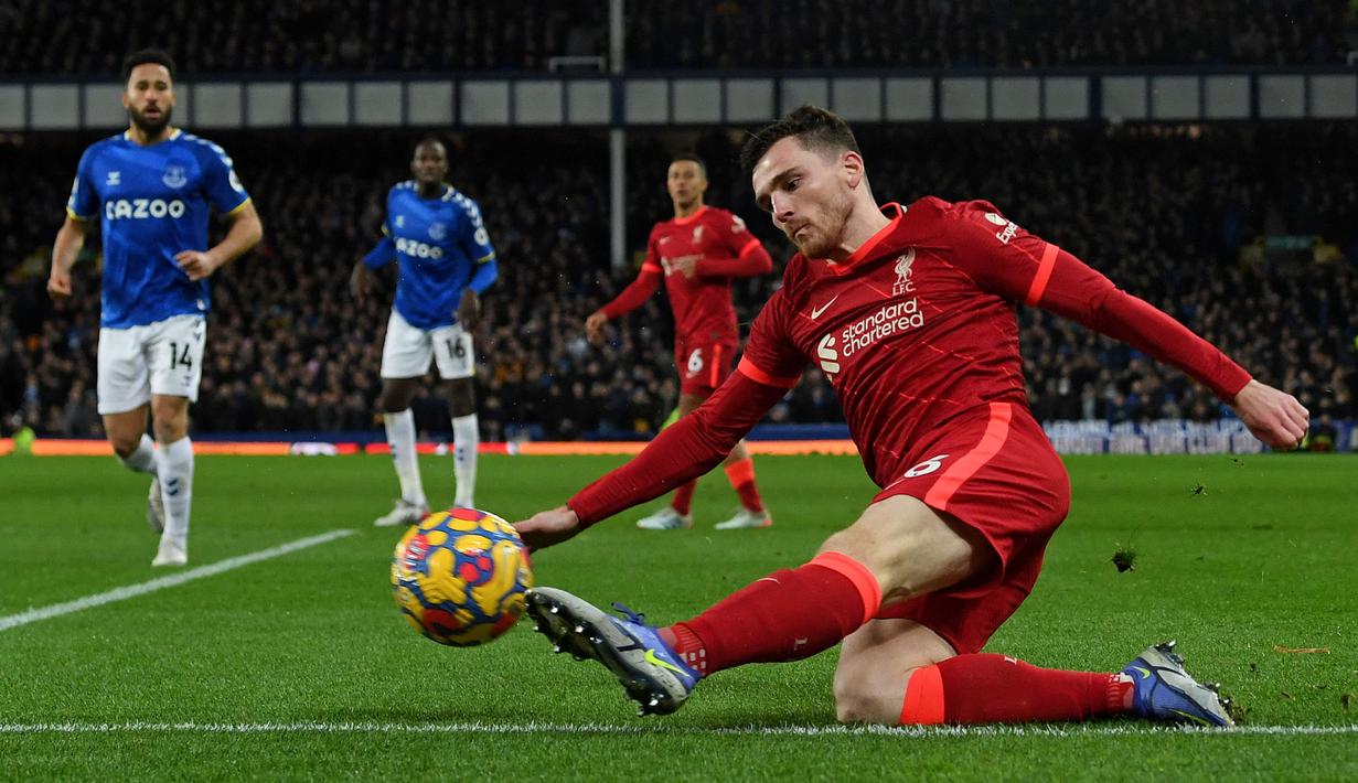 Meski beberapa kali didera cedera pada musim ini, Andrew Robertson tetaplah merupakan bek kiri andalan Liverpool. Ia merupakan sosok disiplin dalam bertahan dan sangat berkontribusi dalam penyerangan. Malam nanti, Robertson akan jadi lawan berat untuk Reece James dan Hakim Ziyech. (AFP/Paul Ellis)