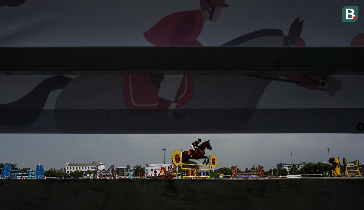 Seorang atlet beruda sedang beraksi pada ajang Indonesia Horse Lovers 2022 kelas Show Jumping yang berlangsung di Equinara Horse Sports, JIEP Pulomas, Jakarta (13/10/2022). Ajang ini berlangsung dari 19 Oktober hingga 23 Oktober 2022 dengan memperlombakan kelas Drassage dan Show Jumping. (Bola.com/Bagaskara Lazuardi)