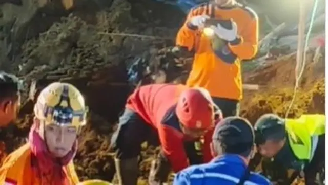 Tim Sar melakukan pencarian korban longsor di Blitar. (Istimewa)