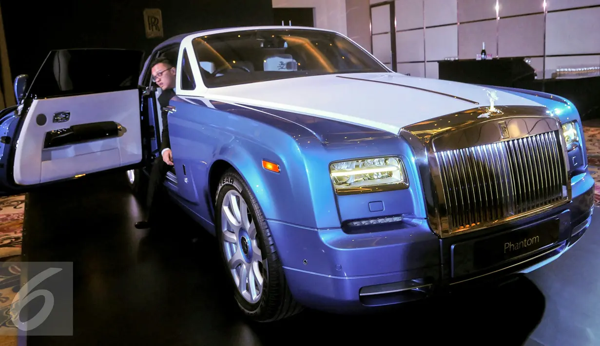 Pembeli Rolls-Royce Phantom bisa memilih warna eksterior sebanyak 44.000 pilihan, motif kayu tidak terbatas, penggunaan berbagai materi kulit dan pewarnaan interior yang sangat beragam, Jakarta, Kamis (31/3). (Liputan6.com/Yoppy Renato)