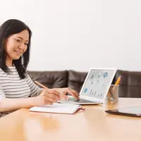 Mengatur pengeluaran bulanan./Copyright shutterstock.com/g/Dmytro+Zinkevych