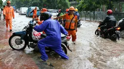 Pengedara motor terpaksa harus menuntun kendaraanya yang mogok karena nekat menorobos bajir di jalan Lenteng Agung, Jakarta, Jumat (12/2). Hujan deras yang mengguyur Jakarta menyebabkan beberapa ruas jalan terendam banjir. (Liputan6.com/Yoppy Renato)