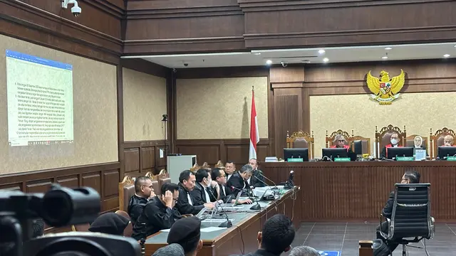 Hasto Kristiyanto dalam pemeriksaan sebagai terdakwa di sidang kasus kasus suap pergantian antarwaktu (PAW) anggota DPR RI Harun Masiku dan perkara perintangan penyidikan di Pengadilan Tindak Pidana Korupsi (Tipikor) Jakarta Pusat, Kamis (26/6/2025).