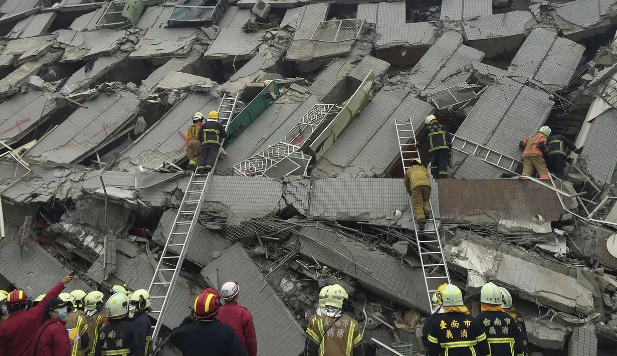 Petugas penyelamat menyisiri bangunan apartemen yang runtuh diguncang gempa 6,4 SR di Tainan, Taiwan Selatan (6/2). Menurut data meteorologi gempa terjadi pada kedalaman 16,7 kilometer di bawah permukaan laut. (REUTERS/Stringer)