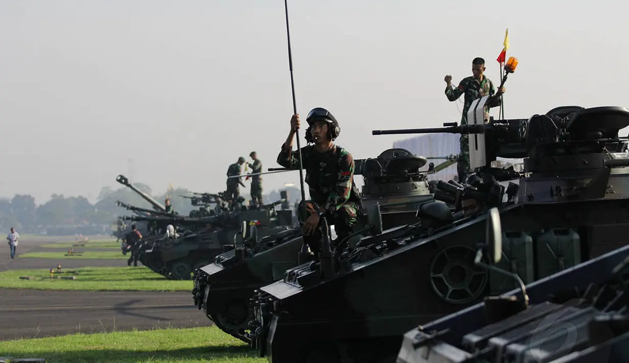 Para prajurit mempersiapkan kendaraan tempur tank dalam Latihan Gabungan TNI 2014, Senin (19/5/14). (Liputan6.com/Faizal Fanani)