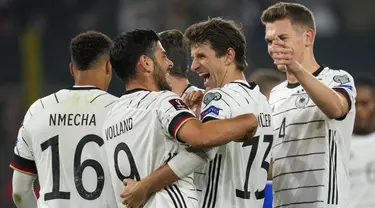 Penyerang timnas Jerman Thomas Muller diberi selamat oleh rekannya setelah mencetak gol kedelapan timnya ke gawang Liechtenstein dalam Kualifikasi Piala Dunia 2022 Zona Eropa di Volskwagen Arena, Jumat (12/11/2021) dinihari WIB. Jerman menang 9-0 atas tamunya Liechtenstein. (AP Photo/Michael Sohn)