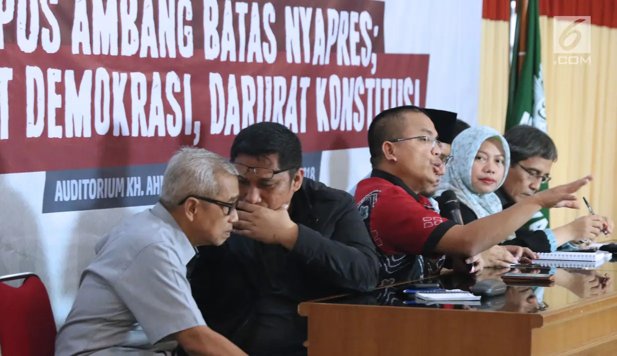 Pakar hukum tata negara, Denny Indrayana (ketiga kiri) memberikan pendapat pada diskusi saat diskusi 'Hapus Ambang Batas Nyapres; Darurat Demokrasi, Darurat Konstitusi' di Jakarta, Selasa (31/7). (Liputan6.com/Helmi Fithriansyah)