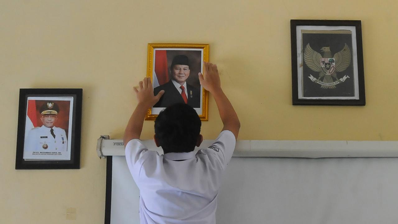 Murid sekolah pasang foto Presiden Prabowo di ruang kelas