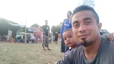 Eks kiper timnas Indonesia, Ferry Rotinsulu, jadi salah satu korban gempa dan tsunami Palu. Ferry sementara harus tinggal di pengungsian karena rumahnya terkena dampak bencana.