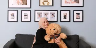 Dalam postingan terbarunya, Citra Kirana tampil simple dengan baju serta rok berwarna hitam. Sedangkan untuk hijab, dia memilih warna nude [instagram/citraciki]