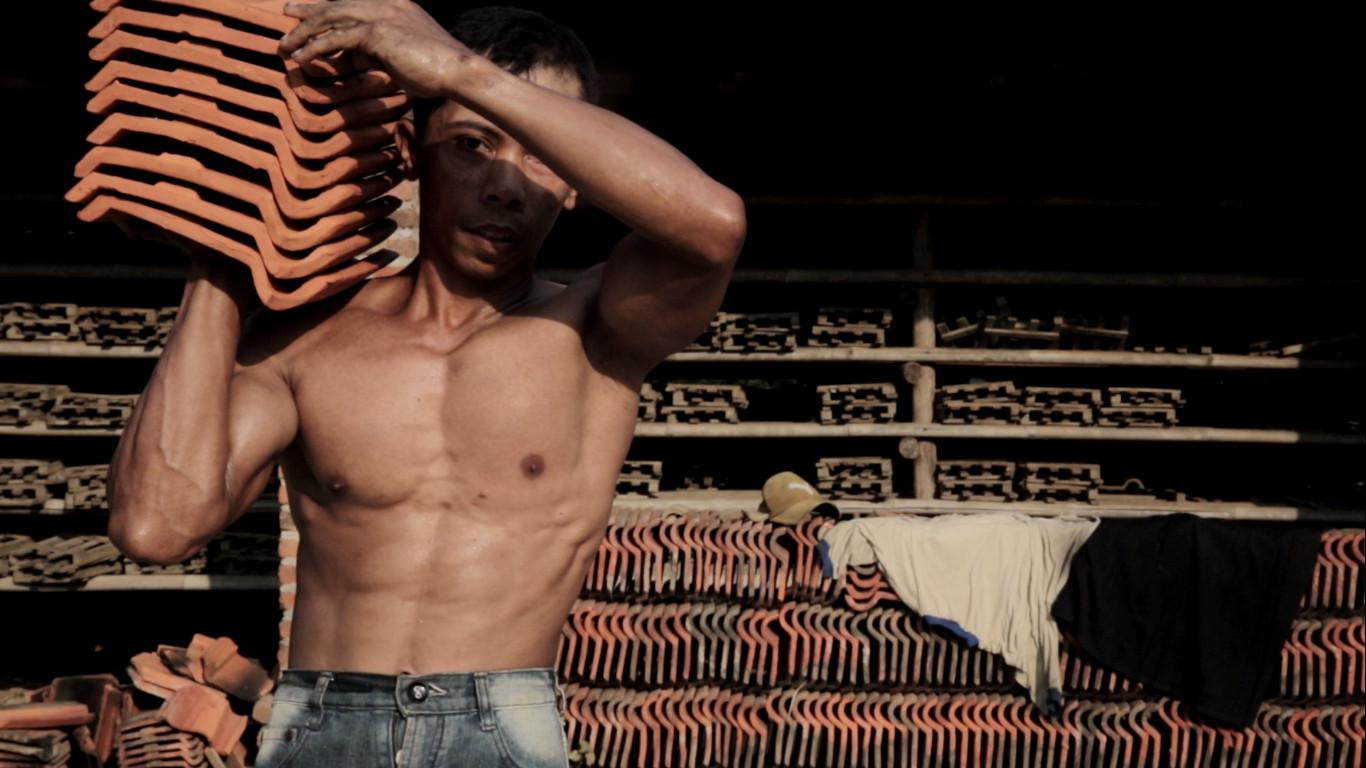 Pekerja jebor sedang memindahkan genting ke tempat penyimpanan (Liputan6.com/Mochamad Khadafi)