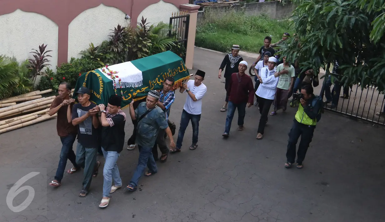 Jenazah Budi Anduk dibawa untuk disalatkan, Bekasi, Senin (11/1/2016). Komedian kelahiran 8 Februari 1968 itu menghembuskan nafas terakhir pada usia 47 tahun di Rumah Sakit Dharmais, Jakarta. (Liputan6.com/Herman Zakharia)