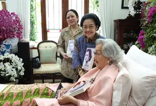 Megawati Soekarnoputri dan Puan Maharani menghadiri syukuran HUT ke-100 Meriyati Roeslani, istri mantan Kapolri Jenderal (Purn) Hoegeng Iman Santoso, Senin (23/6/2025). (foto: istimewa)