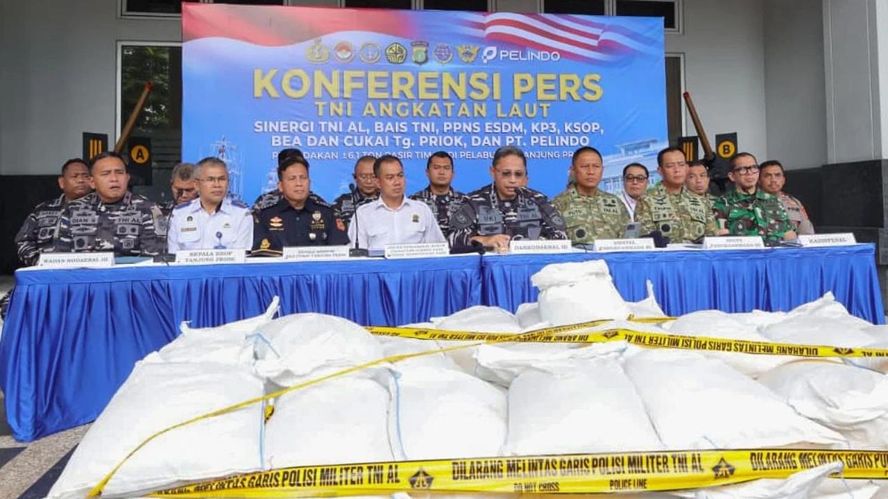 FOTO: TNI AL Gagalkan Penyelundupan Enam Ton Pasir Timah di Tanjung Priok