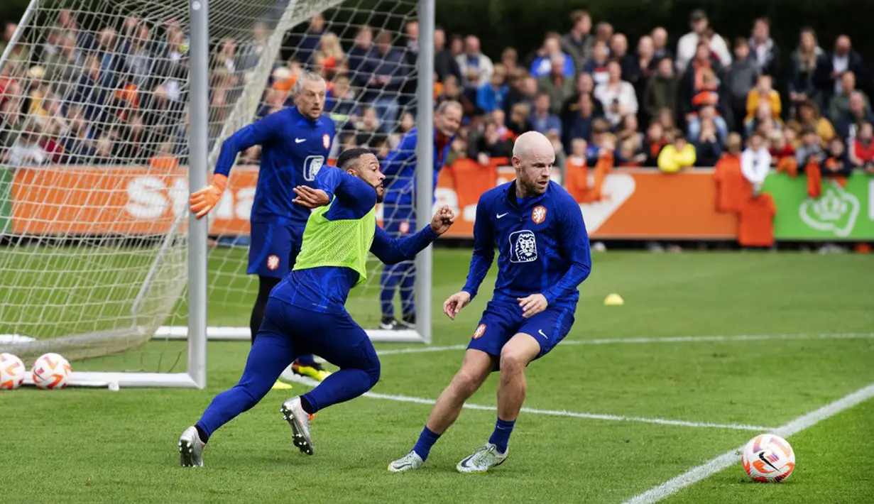 (kiri-kanan) Pemain Belanda Memphis Depay, Davy Klaassen, dan kiper Remko Pasveer (belakang) menjalani sesi latihan jelang tampil pada UEFA Nations League di Kampus KNVB di Zeist, Belanda, 19 September 2022. Belanda akan menghadapi Polandia dan Belgia pada pertandingan UEFA Nations League. (MAURICE VAN STEEN/ANP/AFP)