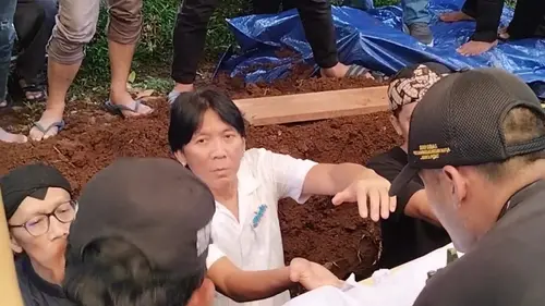 Personel Slank Antar Jenazah Ayahanda Bimbim ke Peristirahatan Terakhir -  ShowBiz Liputan6.com