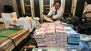 Bareskrim Polri merilis uang palsu yang didapat dari berbagai daerah sepanjang November 2015, Jakarta, Senin (7/12/2015). Ratusan lembar uang palsu tersebut diduga akan disebar dalam pilkada serentak (Liputan6.com/Yoppy Renato)