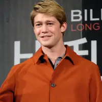 Meskipun menyembunyikan hubungannya dari hadapan publik dan sahabatnya, namun Taylor Swift dan Joe Alwyn tak melakukan yang sama di hadapan keluarga. Pihak keluarga pun mengetahui hubungan ini. (AFP/Bintang.com)