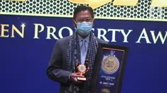 Deputy Chairman Lippo Group James T Riady meraih Lifetime Achievement Golden Property Award 2021 yang digelar 99 group dan Indonesia Property Watch (IPW) di Jakarta, Kamis (21/10/2021). IPW diselenggarakan secara independen dengan metode penilaian berbasis riset dan survei. (Liputan6.com/HO/Lippo)