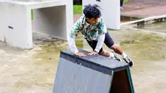 Pegiat olahraga ekstrim parkour asal Indonesia, Ramdani Murtadho saat menunjukkan kebolehannya di Skate Parkour Taman Puring, Jakarta. (Bola.com/Muhammad Aldiansyah)