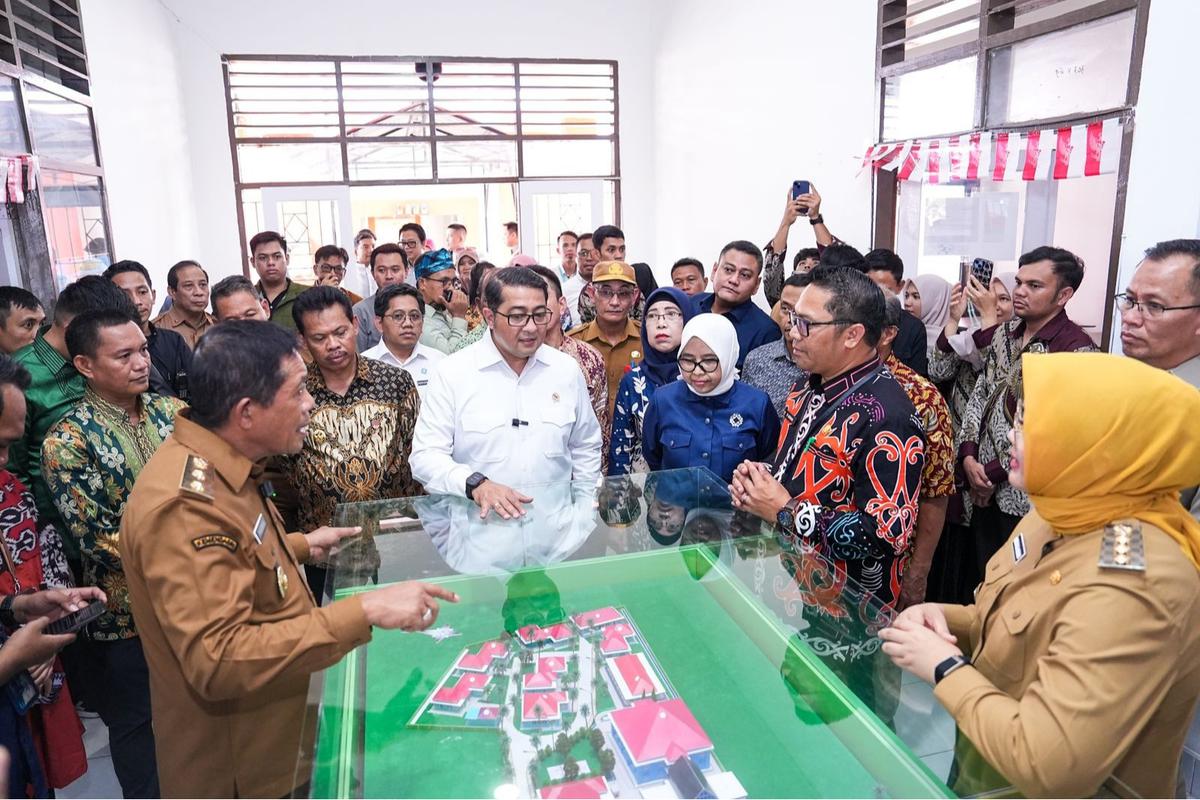Menteri Ekraf) Teuku Riefky Harsya meninjau langsung Sekolah Rakyat Menengah Pertama (SRMP) di Kendari, Sulawesi Tenggara