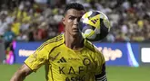Pemain Al-Nassr, Cristiano Ronaldo berupaya mengontrol bola dalam laga semfinal Saudi Super Cup 2025 melawan Al-Ittihad di Hong Kong Stadium, Hong Kong, Selasa (19/08/2025) waktu setempat. (AP Photo/Chan Long Hei)