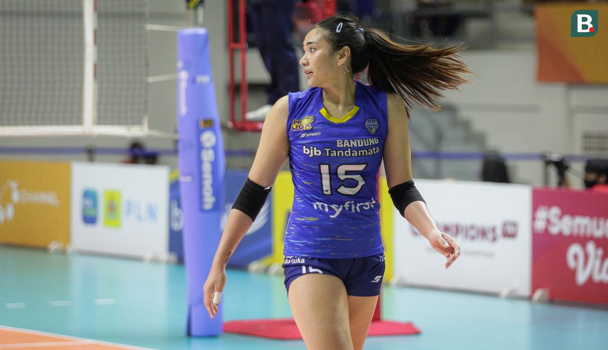Pevoli putri dengan jumlah pengikut Instagram terbanyak adalah Yolla Yuliana. Middle Blocker tim Bandung Bjb Tandamata tersebut tercatat memiliki pengikut sebanyak 560 ribu di Instagram pribadinya @yollayuliana1515. (Bola.com/Bagaskara Lazuardi)