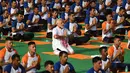 Perdana Menteri India, Narendra Modi berpartisipasi dalam sesi yoga massal pada Hari Yoga Internasional di Dehradun, Kamis (21/6). Modi melakukan gerakan peregangan, membungkuk, dan latihan pernapasan bersama praktisi yoga lainnya. (AFP/PRAKASH SINGH)