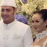 Kabar bahagia dari Kalina Oktarani, hari ini Jumat (26/5), Kalina resmi dipersunting Muhammad Hendrayan. Pernikahan keduanya berlangsung khidmat di Banten. Nuansa putih mendominasi pernikahan mantan istri Deddy Corbuzier itu. (Instagram/alvinadam1)