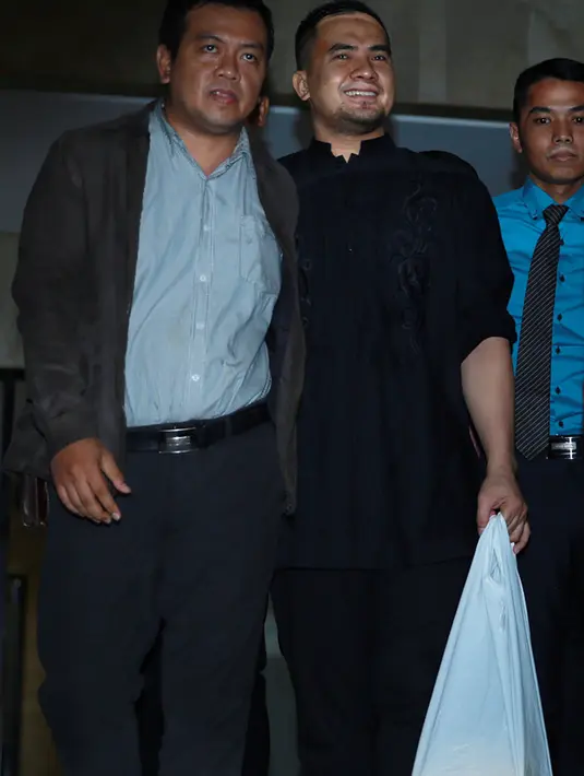 Usai Saipul Jamil menjalani pemeriksaan atas kasus suap kepada Panitera Pengadilan Negeri Jakarta Pusat. Melalui penasehat hukumnya, Saipul mengomentari kasusnya yang terus berganti. (Deki Prayoga/Bintang.com)