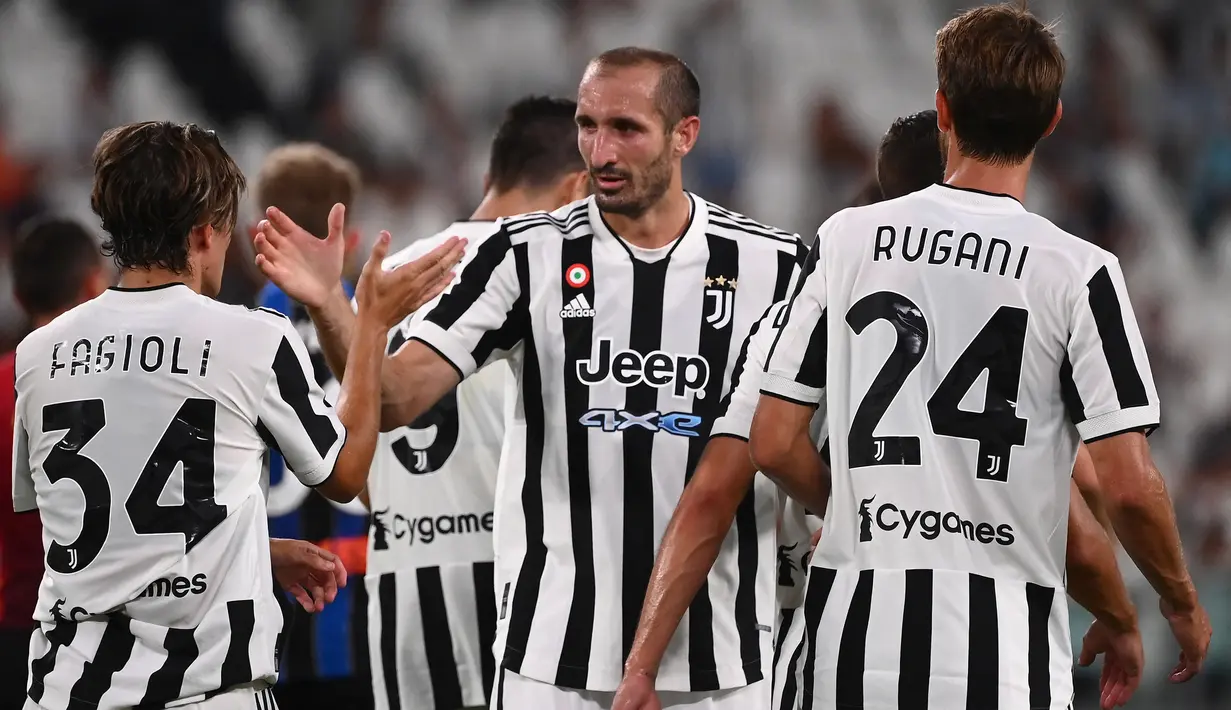 Giorgio Chiellini. Musim 2021/2022 ini adalah musim ke-17 bagi gelandang Italia berusia 36 tahun ini bersama Juventus. Berbagai trofi bergengsi telah diraihnya. Meski telah memperbarui kontraknya untuk 2 tahun pada awal musim ini, namun diprediksi akan pensiun pada 2022. (AFP/Marco Bertorello)