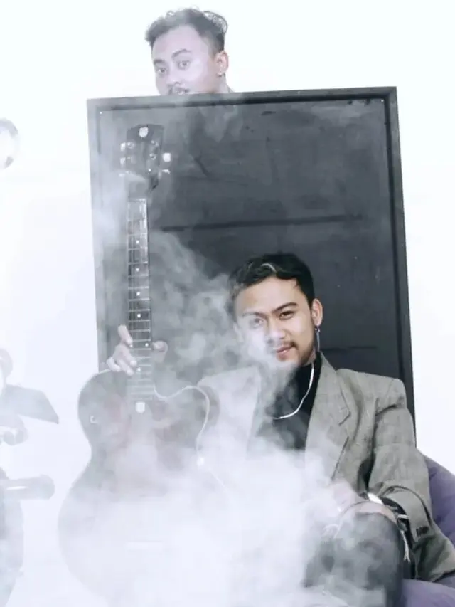 6 Potret Resa Vokalis Kuburan Band Tanpa Makeup, Bikin Pangling