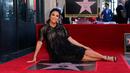 Aktris Eva Longoria berpose dekat bintang Hollywood Walk of Fame miliknya saat acara penghargaan di Los Angeles, Senin (16/4). Aktris serial TV 'Desperate Housewives' itu merupakan penerima bintang ke-2.634 di kategori Televisi (Willy Sanjuan/Invision/AP)
