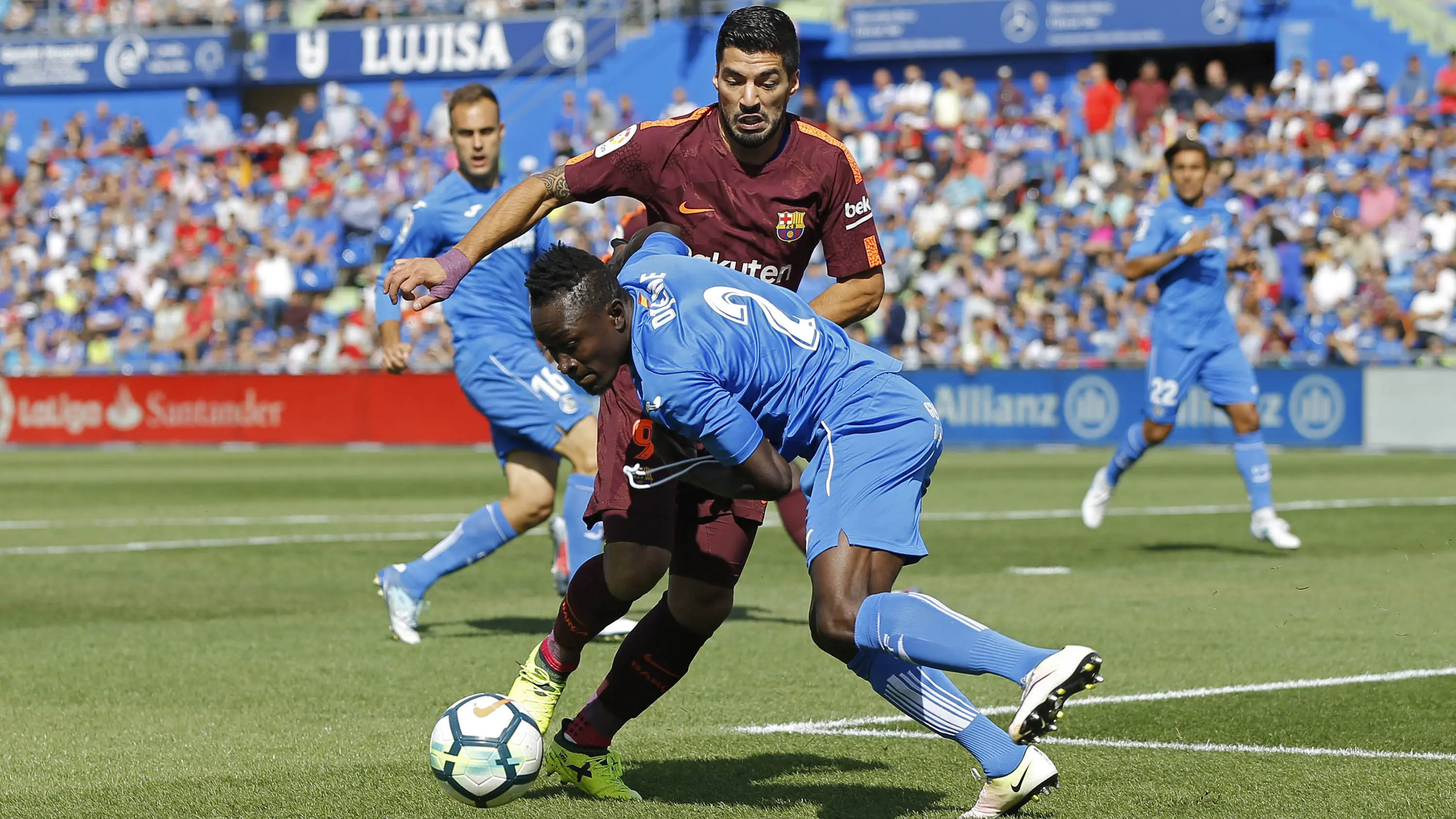 Luis Suarez, berusaha melewati bek Getafe, Dakonam Djene, pada laga La Liga musim ini, September 2017. (AP/Francisco Seco)