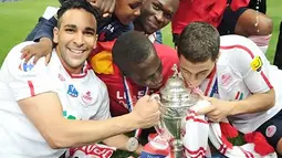 Para pemain Lille bergembira dengan trofi di tangan usai partai final Coupe de France (Piala Prancis) dengan mengalahkan Paris SG dengan skor 1-0 di Stade de France, 14 Mei 2011. AFP PHOTO/BERTRAND LANGLOIS